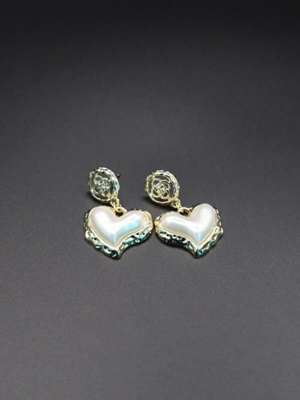 Flower on Stud & White Dangling Heart Earrings - gg000023