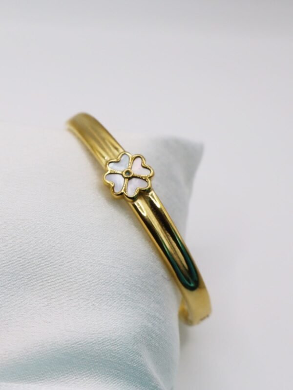 Stylish White Flower Stainless Steel Bangle - gg000085